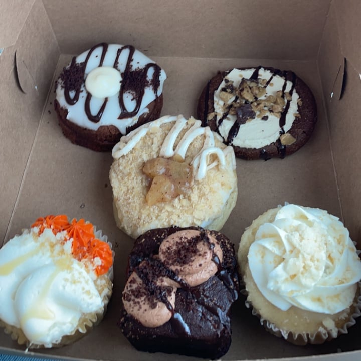 review photo of HaleLife Bakery Box Of Goodies shared by @stickeractivist on 04 Dec 2022 - review