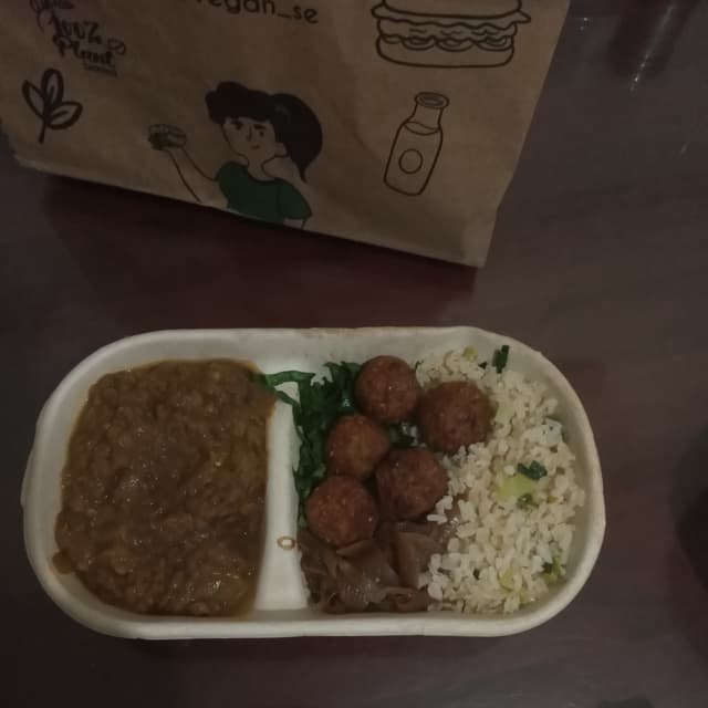 Photo of the dish “Falafel com cebola caramelizada, couve e arroz integral”