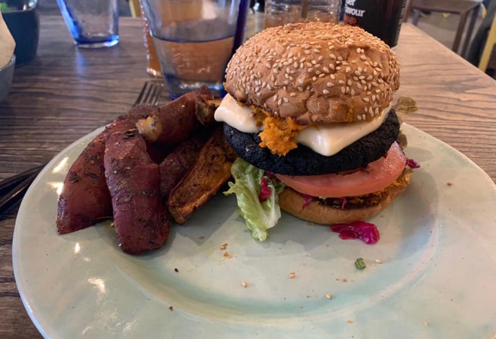 photo of Lexi's Healthy Eatery Activated Charcoal Burger shared by @chironix on  20 Sep 2019 - review
