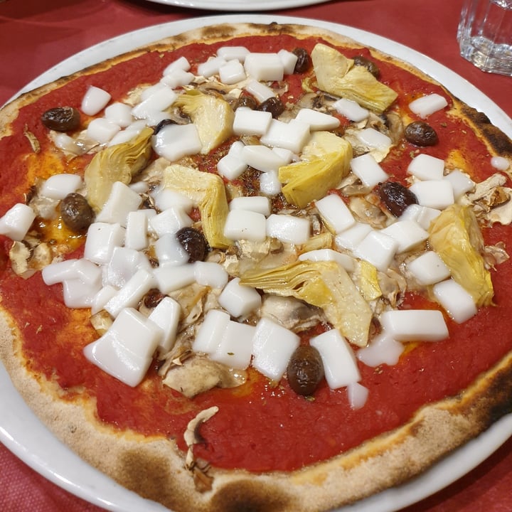 photo of Pizzeria Trattoria da Da' Vegan Capricciosa shared by @carmenveganblogger on  24 Mar 2022 - review