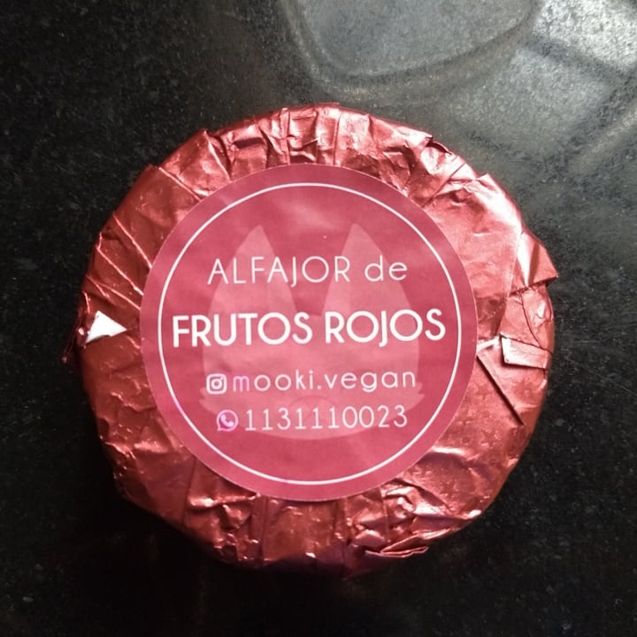 photo of Mooki Pastelería Vegana Alfajor De Frutos Rojos shared by @jisam on  05 Jul 2022 - review