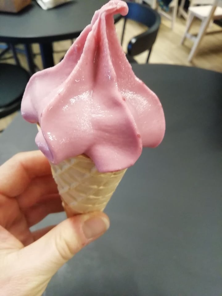 photo of Ikea Vegan Strawberry Soft Serve shared by @sassenach1983 on  25 Dec 2019 - review