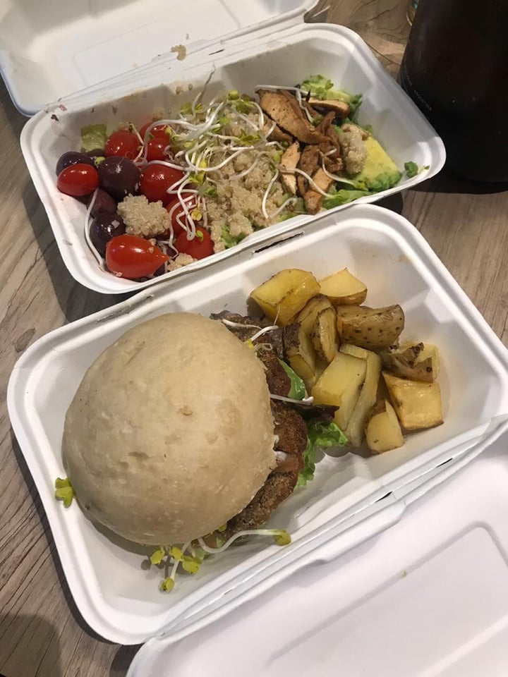 photo of Estilo Veggie Hamburguesa con Papas shared by @juparis on  06 Nov 2019 - review