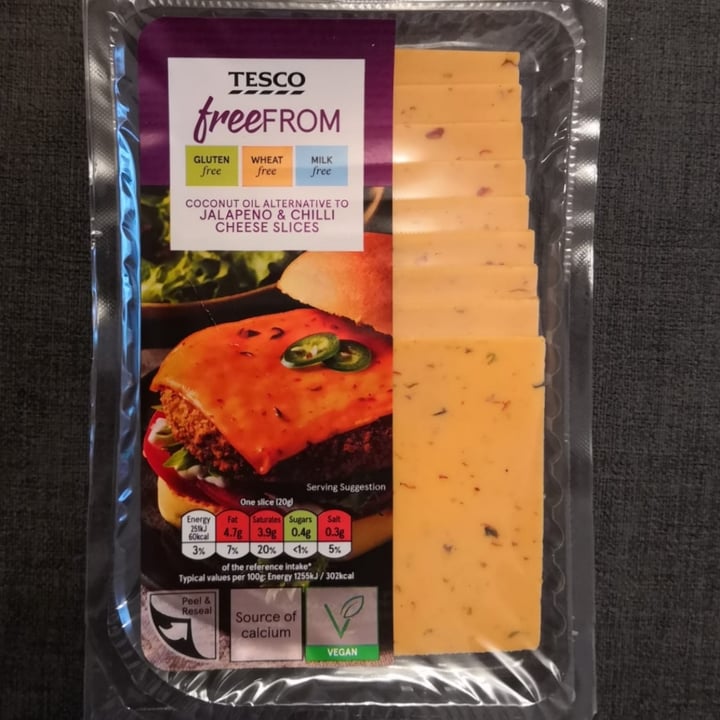 photo of Tesco Coconut Oil Alternative To Jalapeño & Chilli Cheese Slices shared by @signormusetto on  28 Nov 2021 - review