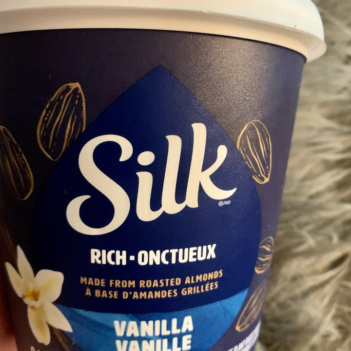 photo of Silk yogurt Silk Vanilla Almond Yogurt shared by @lauriemayb on  19 May 2022 - review