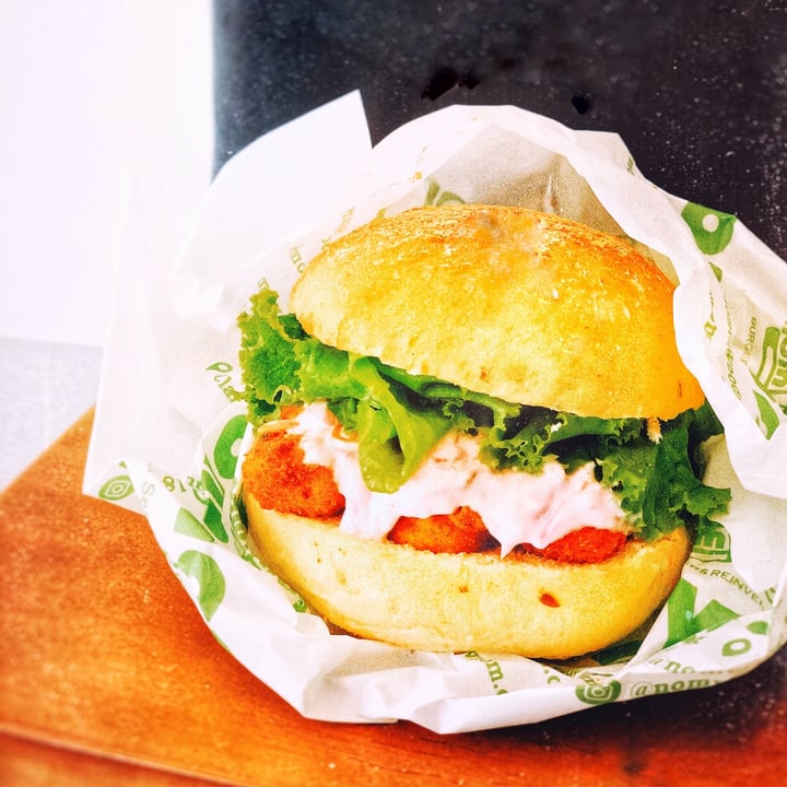 photo of nomVnom Bistro Fishless Slaw Burger shared by @consciouscookieee on  04 Apr 2021 - review