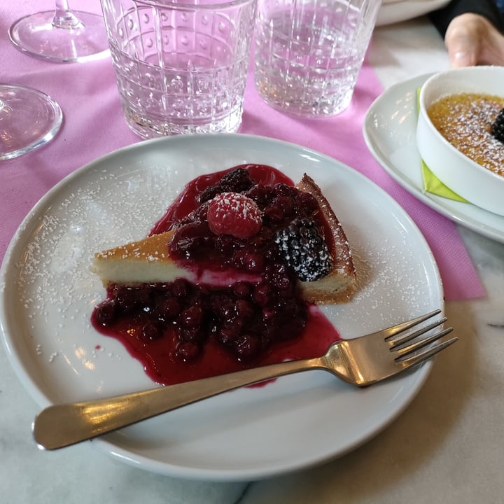photo of L'OV Osteria Vegetariana Cheesecake ai frutti di bosco shared by @g1014 on  27 Apr 2022 - review