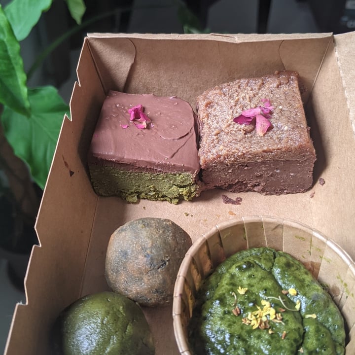review photo of The Clean Addicts Cacao Peanut Butter Miso Date "Caramel" Wholefoods Fudge Cake shared by @bornvegetarian on 13 Oct 2022 - review