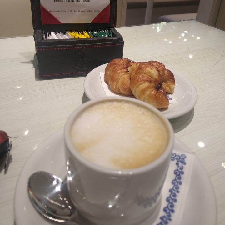 photo of Govinda Vegetarian Café con leche de almendras + 2 medialunas shared by @milagrosjaz on  29 Mar 2022 - review