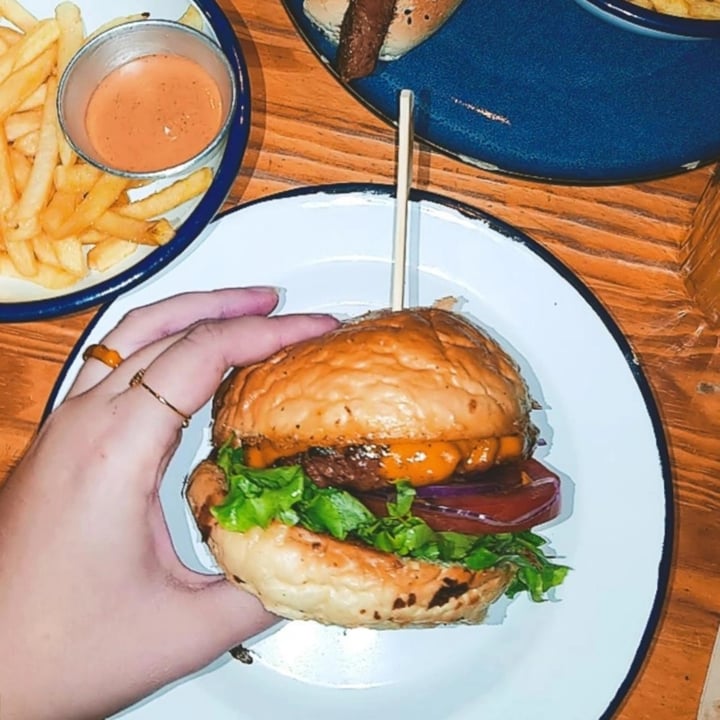 photo of Vegan Junkies Beyond Cheese Burger shared by @sushizita on  17 Oct 2021 - review