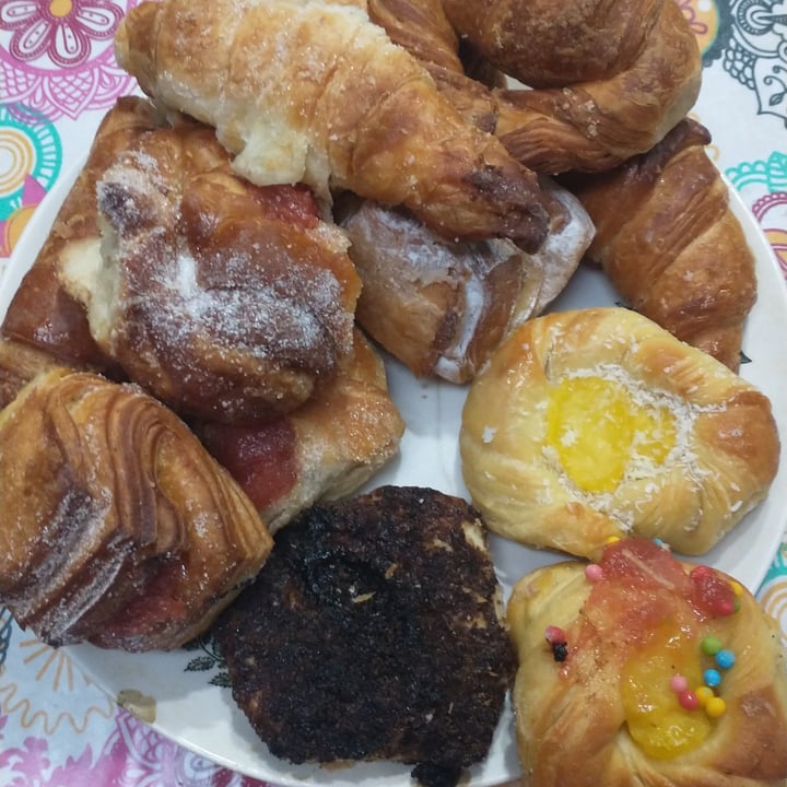 review photo of Biota Panaderia & coffee to go Facturas surtidas shared by @asteramellus on 01 Sep 2022 - review