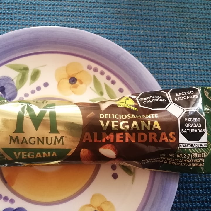 photo of Magnum Magnum Almendras Vegana shared by @angelicaesther on  16 Jun 2022 - review