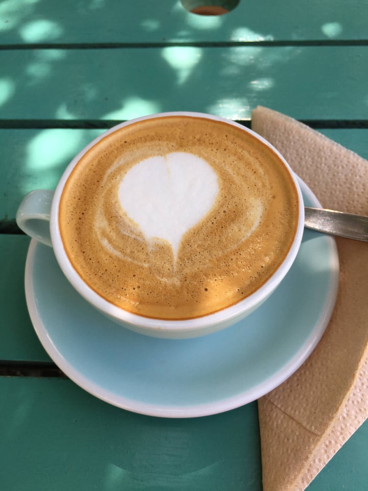 review photo of La Unión Café Flat white con leche de maní shared by @garciaevelyn on 03 Feb 2021 - review