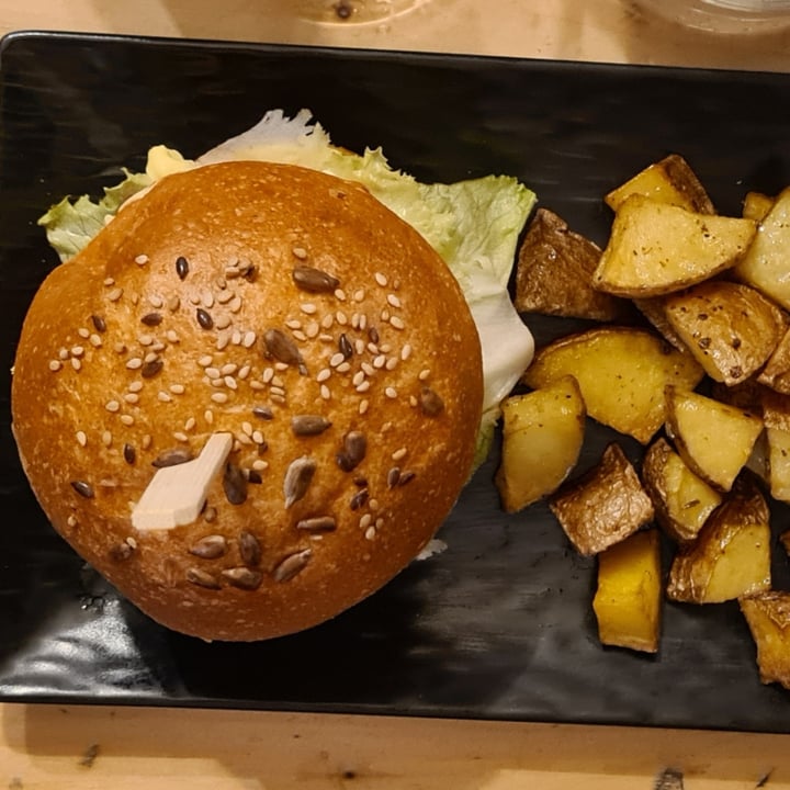 photo of ...IDEM CON PATATE Panino burger Beyond meat shared by @sara1234 on  24 Nov 2022 - review