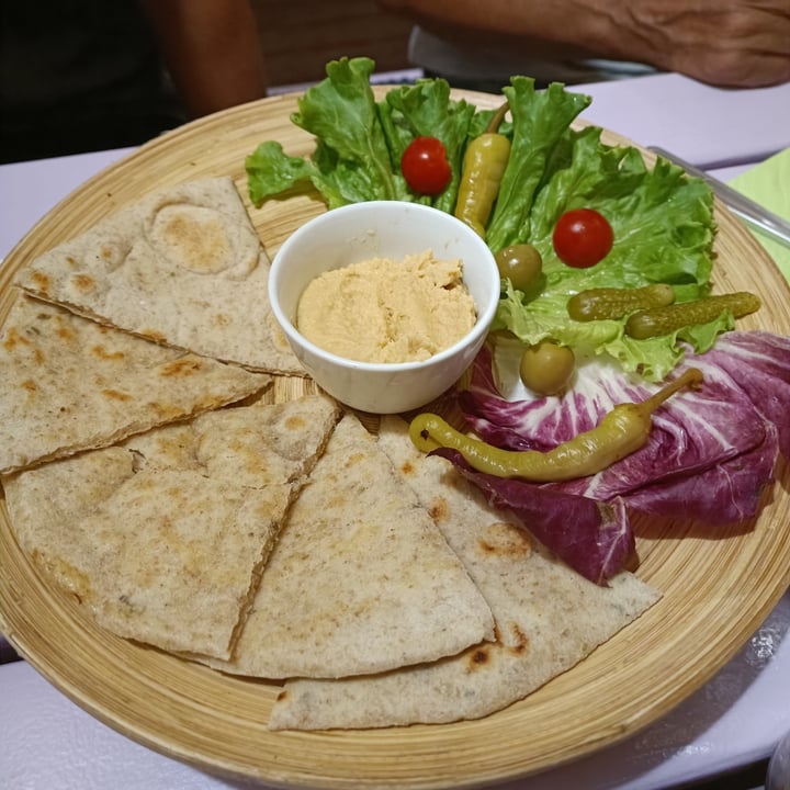 photo of Artha Naan con Hummus shared by @eleonorasoricaroyoga on  18 Aug 2022 - review