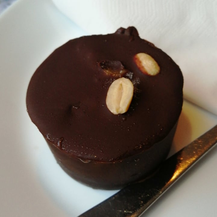 photo of Vegan Vacation Snickers Cake shared by @warrenthevegan on  09 Nov 2022 - review