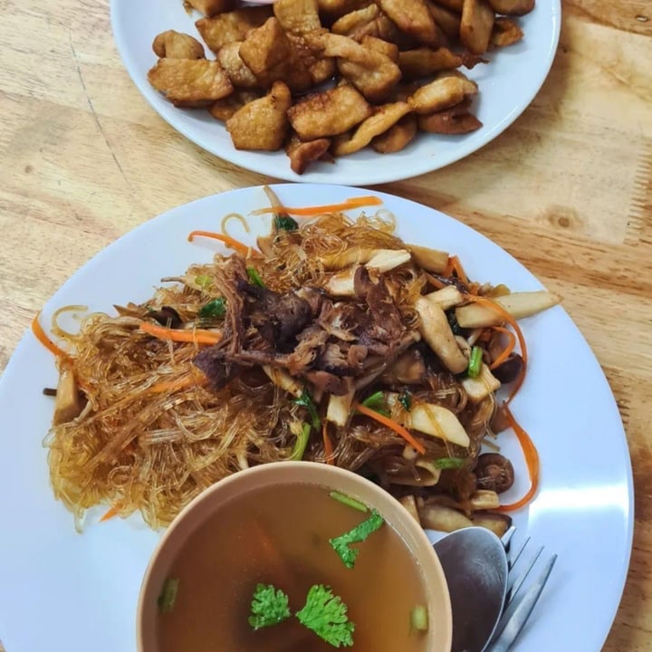 review photo of Eat Me Veggie & Vegan Mushrooms Noddles & Fried Tofu shared by @laurined on 21 Oct 2022 - review