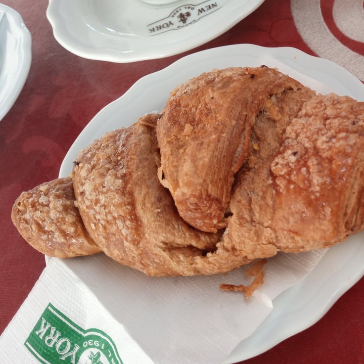photo of DolcePisa -vegan options Croissant con marmellata di frutti di bosco shared by @squirrelmops on  26 Jun 2022 - review