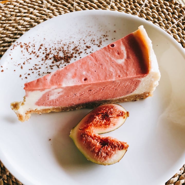 photo of Leafy Greens Strawberry Cheesecake shared by @tessdallapria on  21 Jun 2021 - review