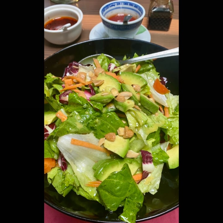 photo of Bambu Chinese Brasserie Insalata con avocado e mandorle shared by @lenavegan3646 on  03 Apr 2022 - review