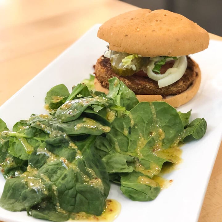 photo of Meraki Juice Kitchen Avocado Bagel, Vegan Nachos & Beyond Burger shared by @dailyveganliving on  09 Apr 2019 - review