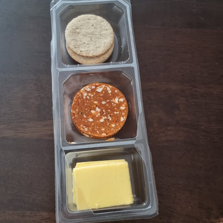 photo of Bio Cheese Cheddar Flavour, Mild Salami & Crackers shared by @tomruff on  05 Jul 2022 - review