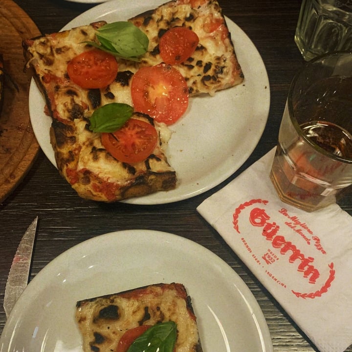 photo of Pizzería Guerrín Pizza Margherita vegana shared by @iaritx on  01 Nov 2022 - review