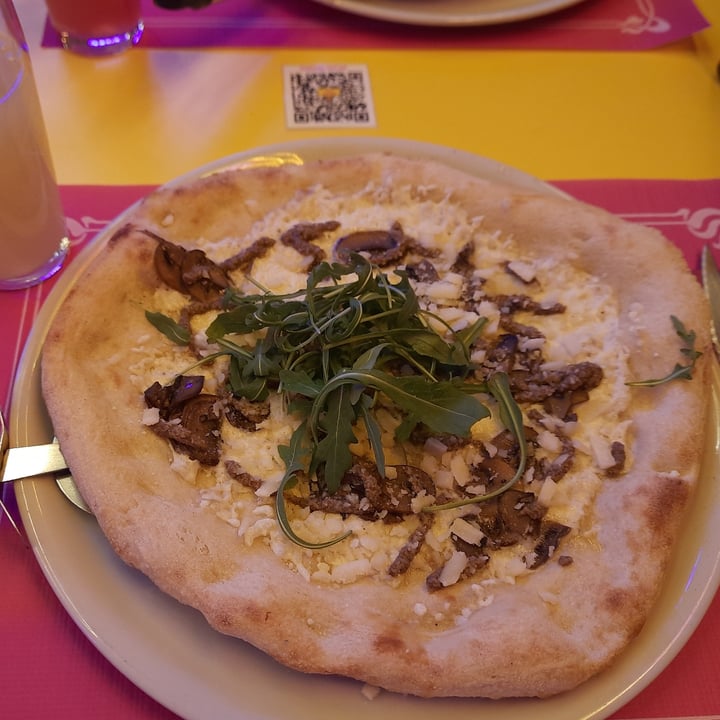 photo of New Freedom Cakes Café Pizza Tartufi e Funghi shared by @itscristinaag on  24 Feb 2022 - review