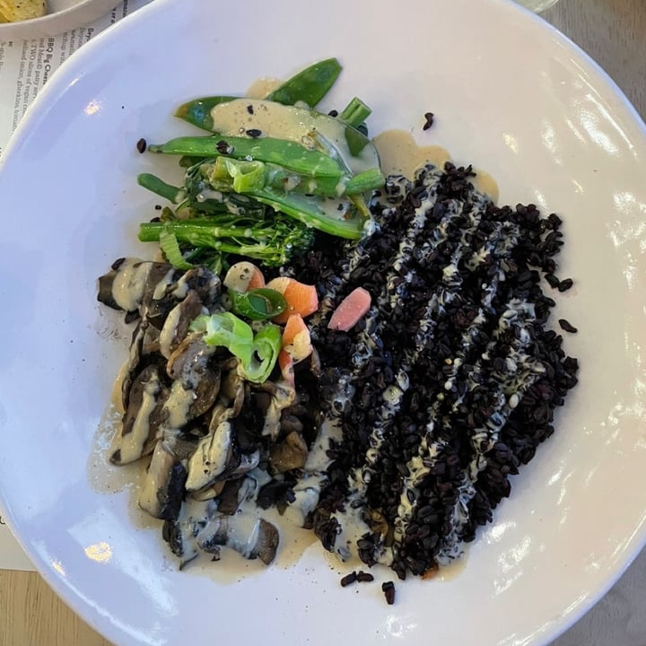 review photo of Lexi's Healthy Eatery Black Beauty bowl shared by @manoshapiro on 07 Mar 2022 - review