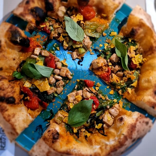 「pizza vegana di giugno」の料理の写真