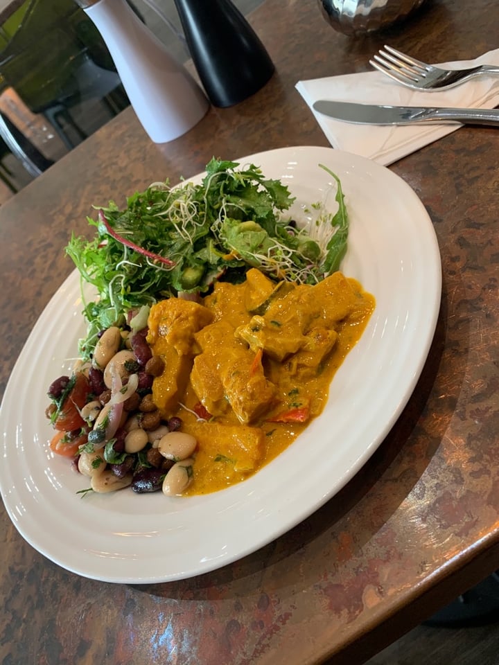 photo of Eliane of Sunningdale Daily Buffet Has A Load Of Really Amazing Vegan Dishes To Chose From shared by @lucas on  22 Oct 2019 - review