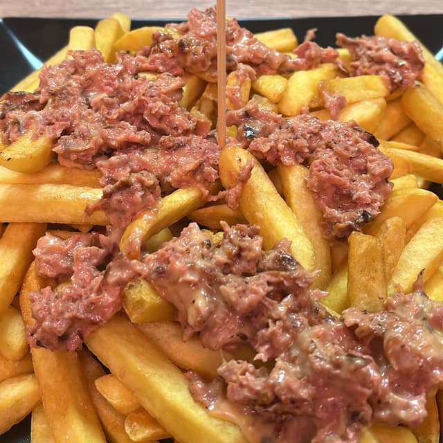 Foto del plato “patate fritte con fonduta veg e straccetti di carne vegetale”