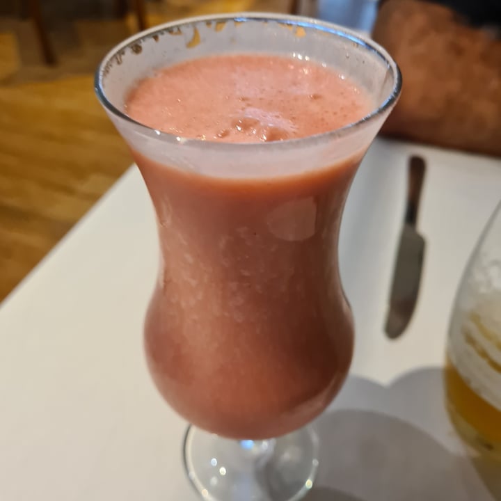 photo of Veda Restaurant Strawberry and almind drink/ Jugo almendra con fresa shared by @sofihuasteca on  29 Aug 2022 - review