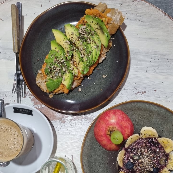 photo of Bando's cafe bar Torrada de hummus e aguacate shared by @veggerson on  22 Oct 2022 - review