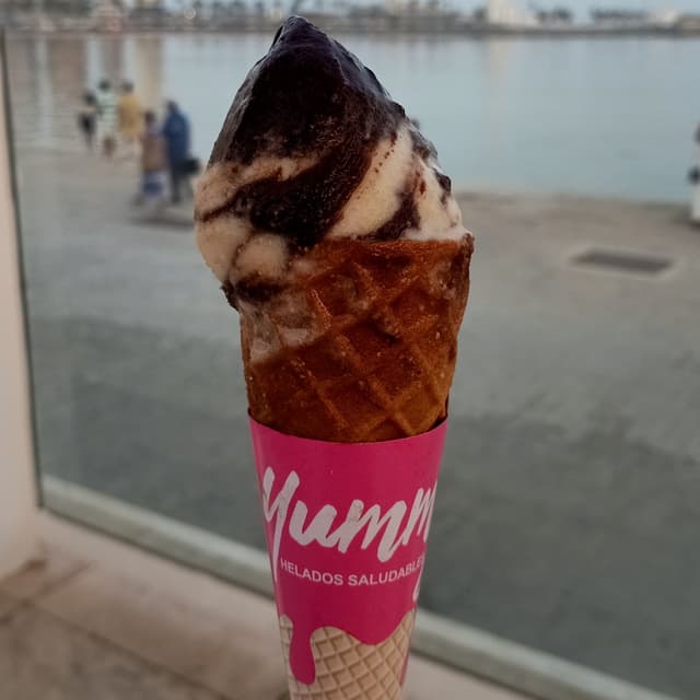 Foto del piatto “Helado de sniker y chocolate negro”