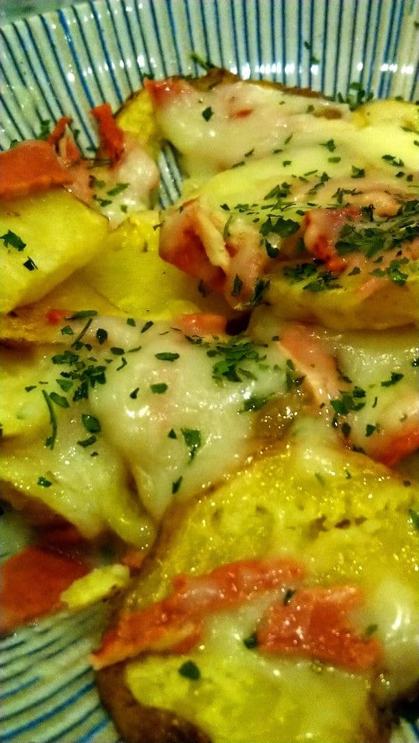 菜肴“Papas Con "Bacon" Y "Queso"”的照片