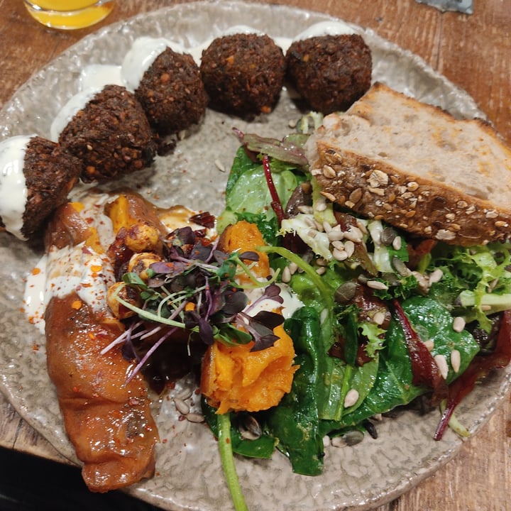photo of Honest Greens Castellana Falafel Casero con salsa Tahini shared by @vegetabelle on  11 Jan 2023 - review