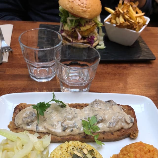 Photo of the dish “Escalope De Seitan avec Crème aux champignons, riz, légumineuse et Légumes du jour”