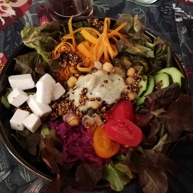 菜肴“Bowl Con Riso, Verdure E Formaggio Di Mandorla”的照片