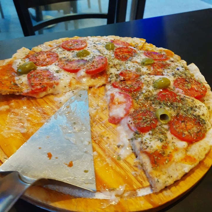 photo of Oso Blanco café de especialidad Pizza Napolitana con queso de avena shared by @ktpmor on  27 Dec 2020 - review