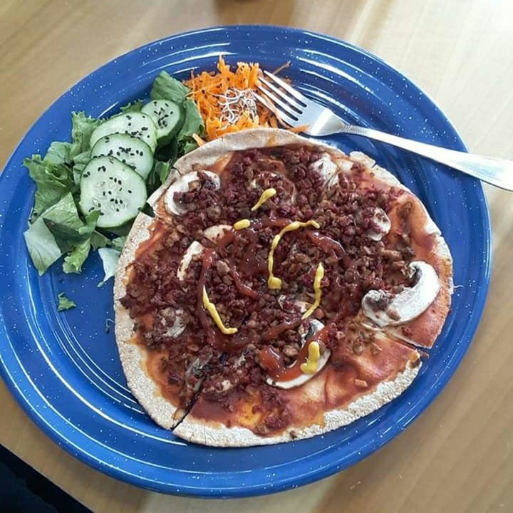 review photo of Aura | Bistro / Café | Pizza con ensalada shared by @ednaveg269 on 14 Jul 2020 - review