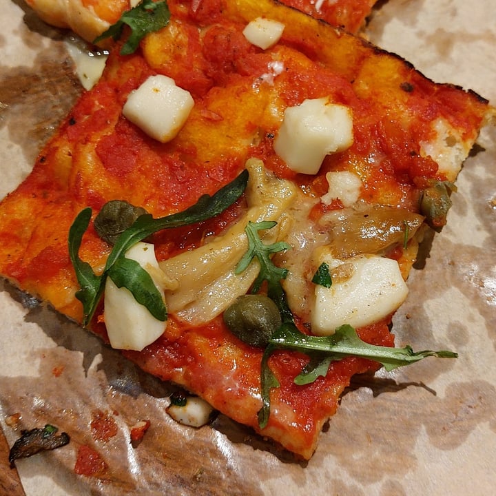 photo of IL LOCA Pizza a Taglio Rossa porcini, rucola e capperi shared by @wandavetveg on  28 Apr 2022 - review