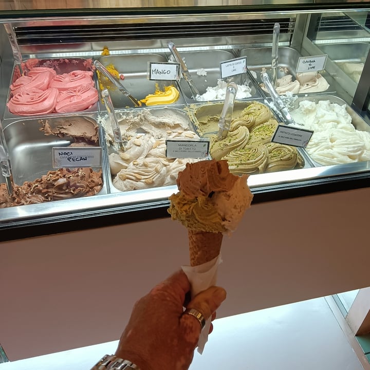 photo of deCore Gelato Creativo Cono Vegan shared by @alessandro19restante on  01 May 2022 - review