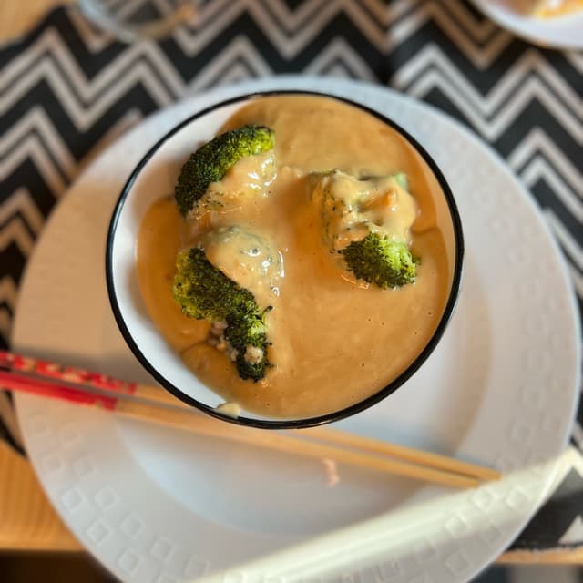 Foto del piatto “Riso Con Broccoli E Salsa Satay”