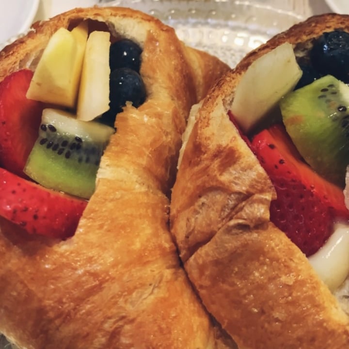 photo of La Patisserie brioche vegana alla frutta shared by @vegansofveneto on  24 Jun 2022 - review