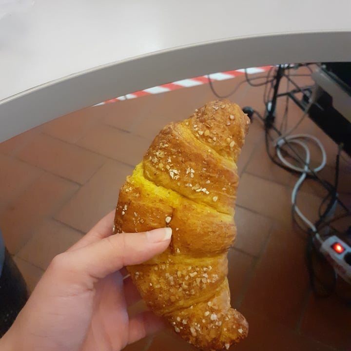 review photo of Esselunga Cornetto al pompelmo rosa con impasto all’ avocado e curcuma shared by @xlisistratax on 19 Jun 2022 - review
