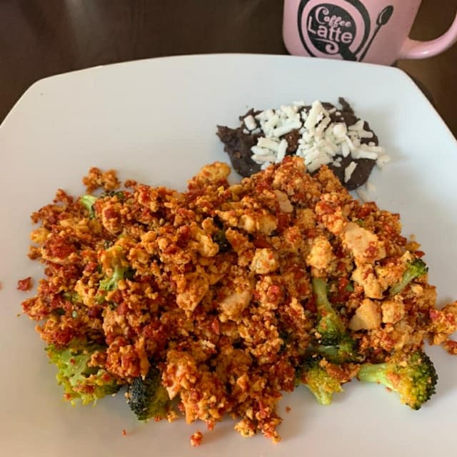 Photo of the dish “Tofu con chorizo y brócoli”