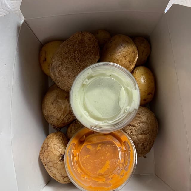 「Tabla De Patatas Con Salsas」の料理の写真