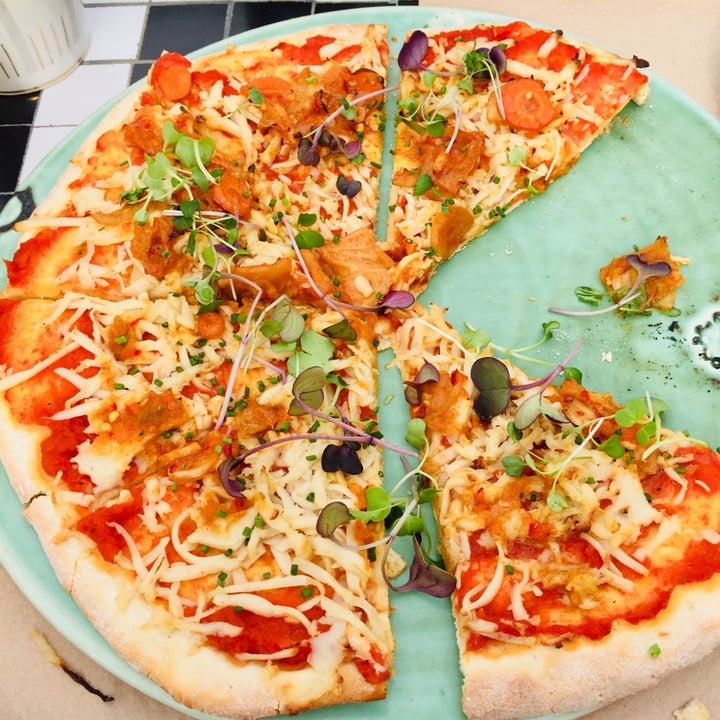 photo of Les Escales Bistró Kimchi Cheese Pizza shared by @nimsay25 on  23 Oct 2022 - review