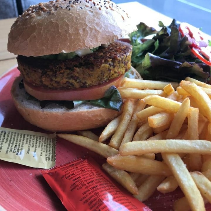 photo of Gusto BistroBar Hamburguesa De Quinoa y Lentejas shared by @patriciajs on  29 Sep 2020 - review